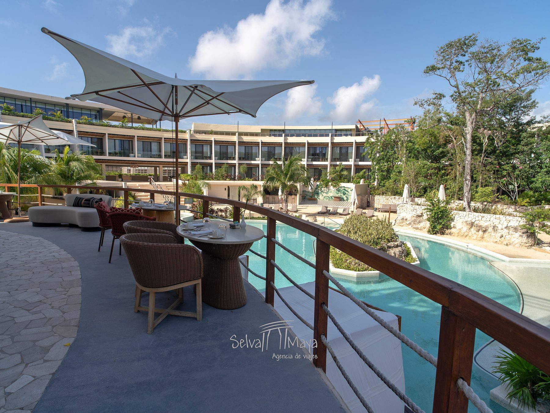 Terraza de restaurante con vista a la alberca en Secrets Tulum