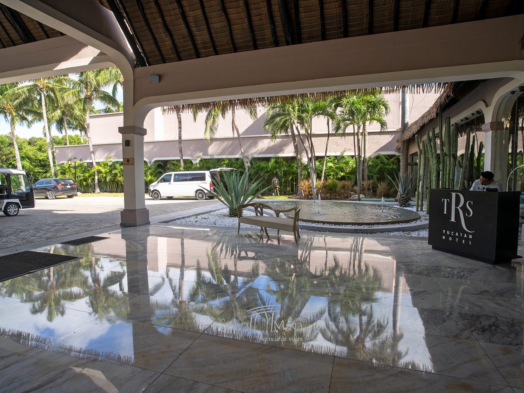 Acceso al lobby en TRS Yucatán Hotel