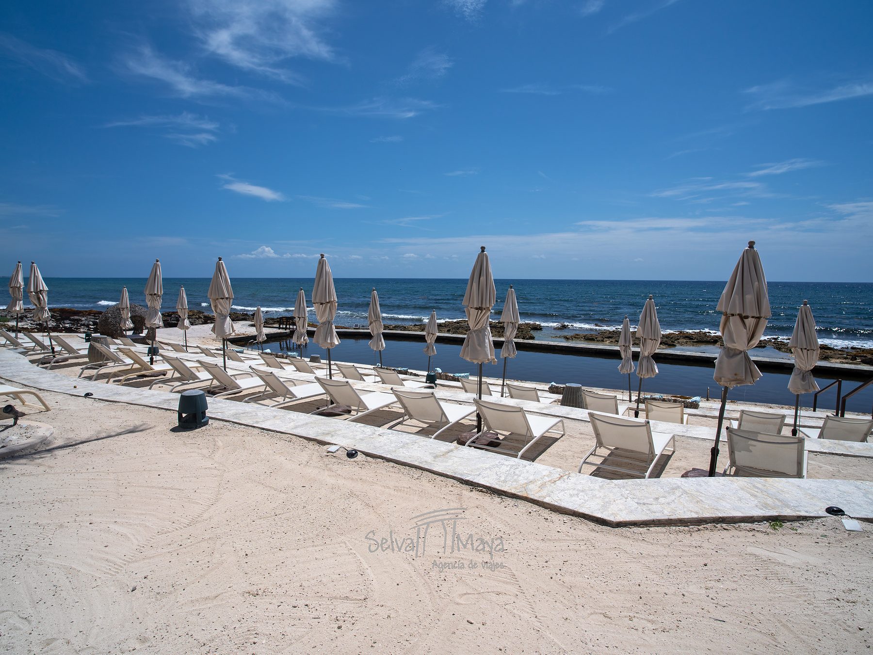 Alberca de agua de mar Las Rocas en TRS Yucatán Hotel