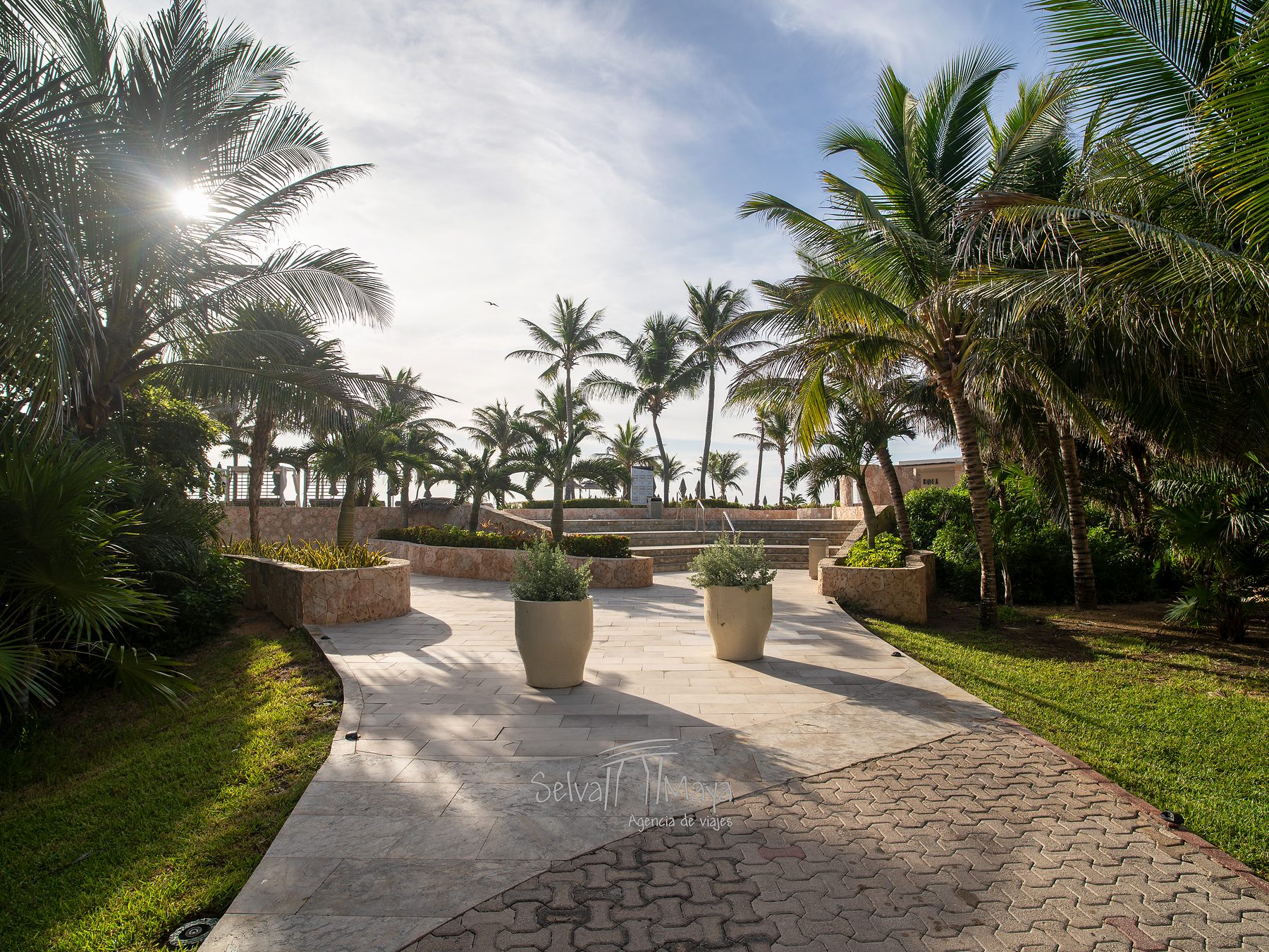 Andador hacia la alberca Infinity en TRS Yucatán Hotel
