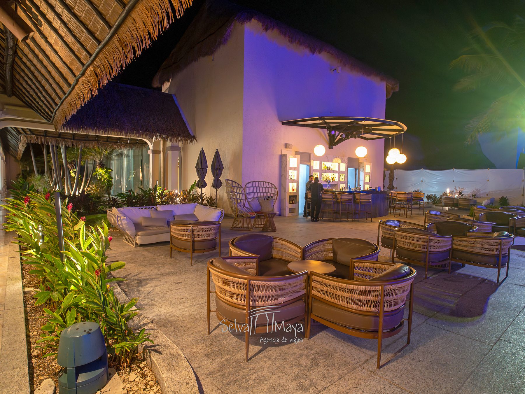Full Moon Bar, frente a la entrada de CHIC Cabaret en TRS Yucatán Hotel