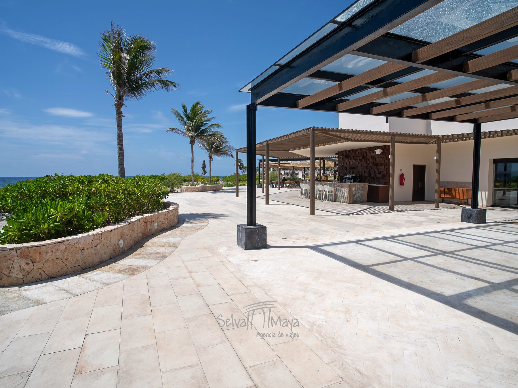 Bar del restaurante Helios, frente al mar en TRS Yucatán Hotel