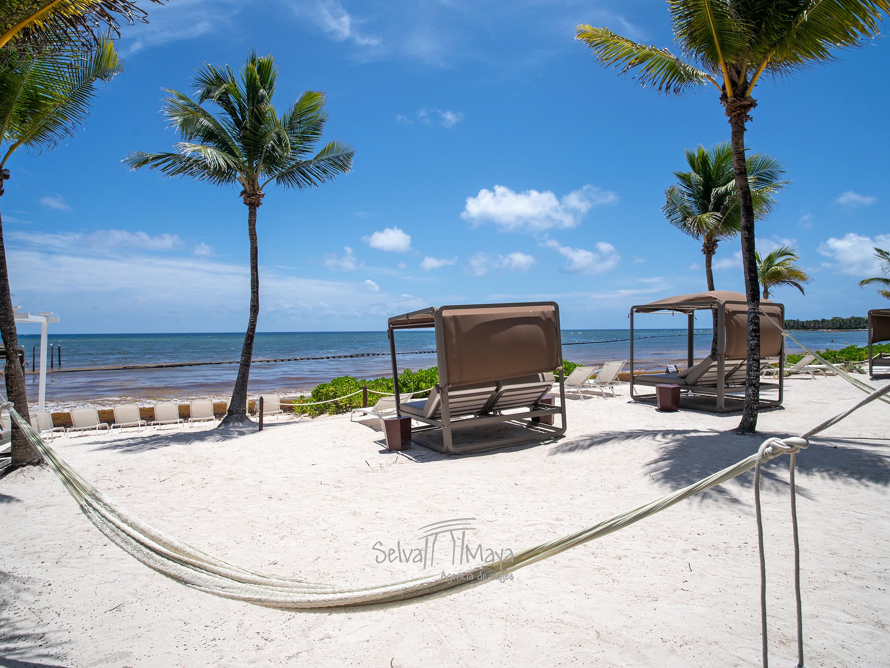 Camas balinesas en La Jarra Beach Club en TRS Yucatán Hotel