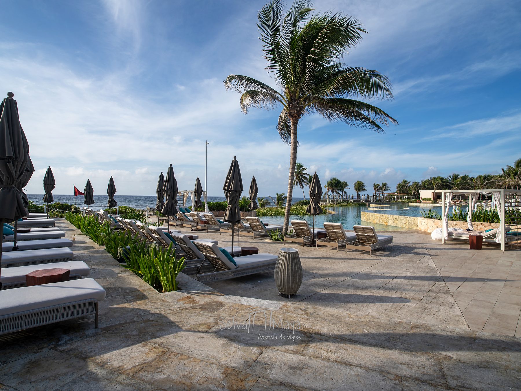 Camastros de la alberca Infinity en TRS Yucatán Hotel