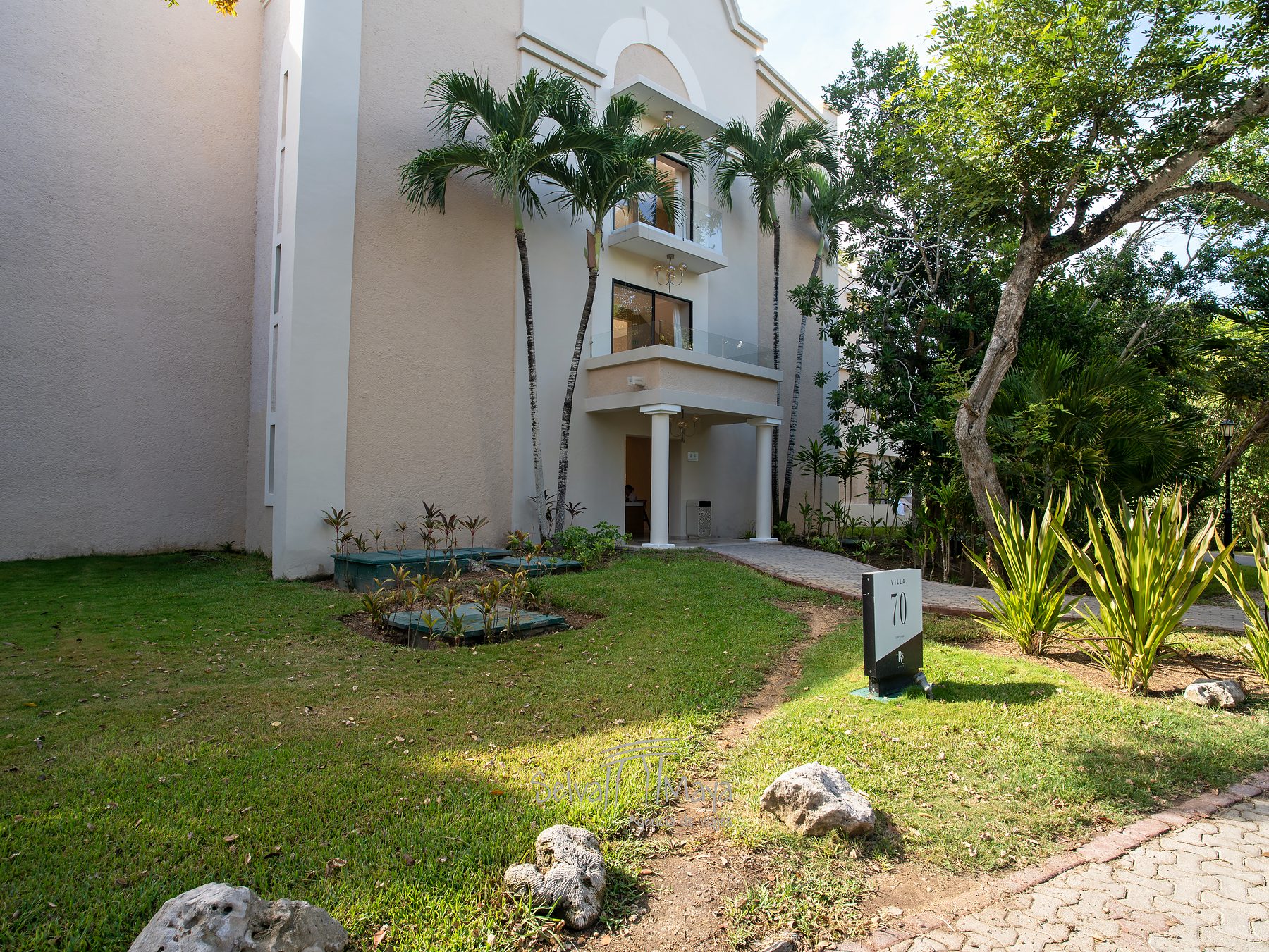 Entrada de una villa en TRS Yucatán Hotel