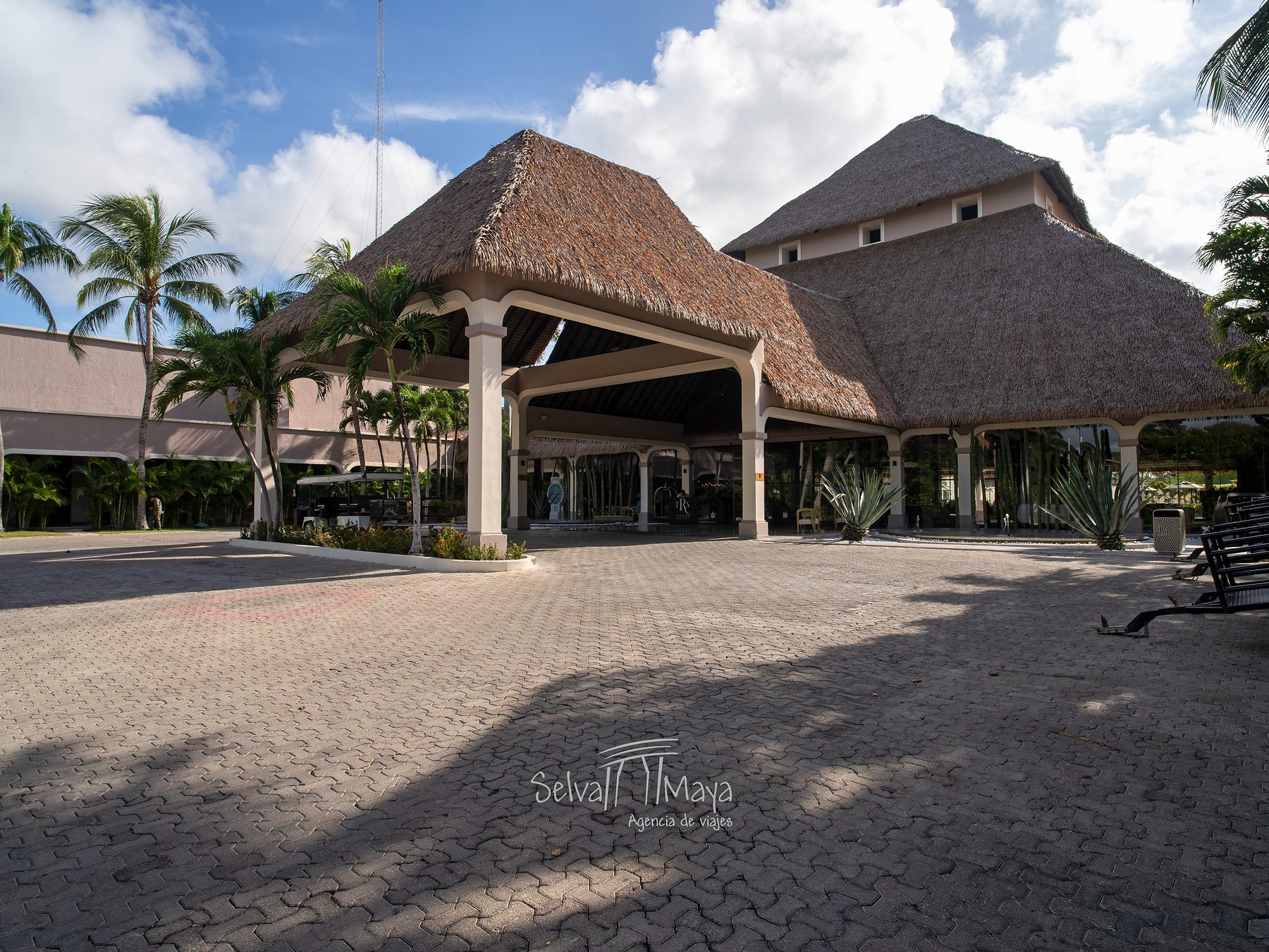 Entrada principal con techo de palapa en TRS Yucatán Hotel