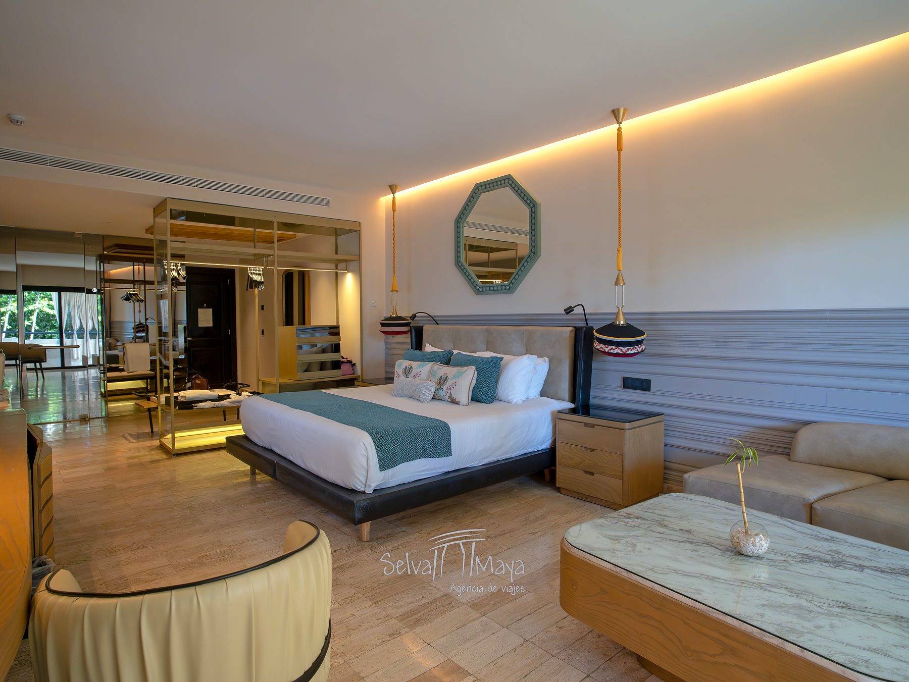 Junior Suite con cama King y sala en TRS Yucatán Hotel