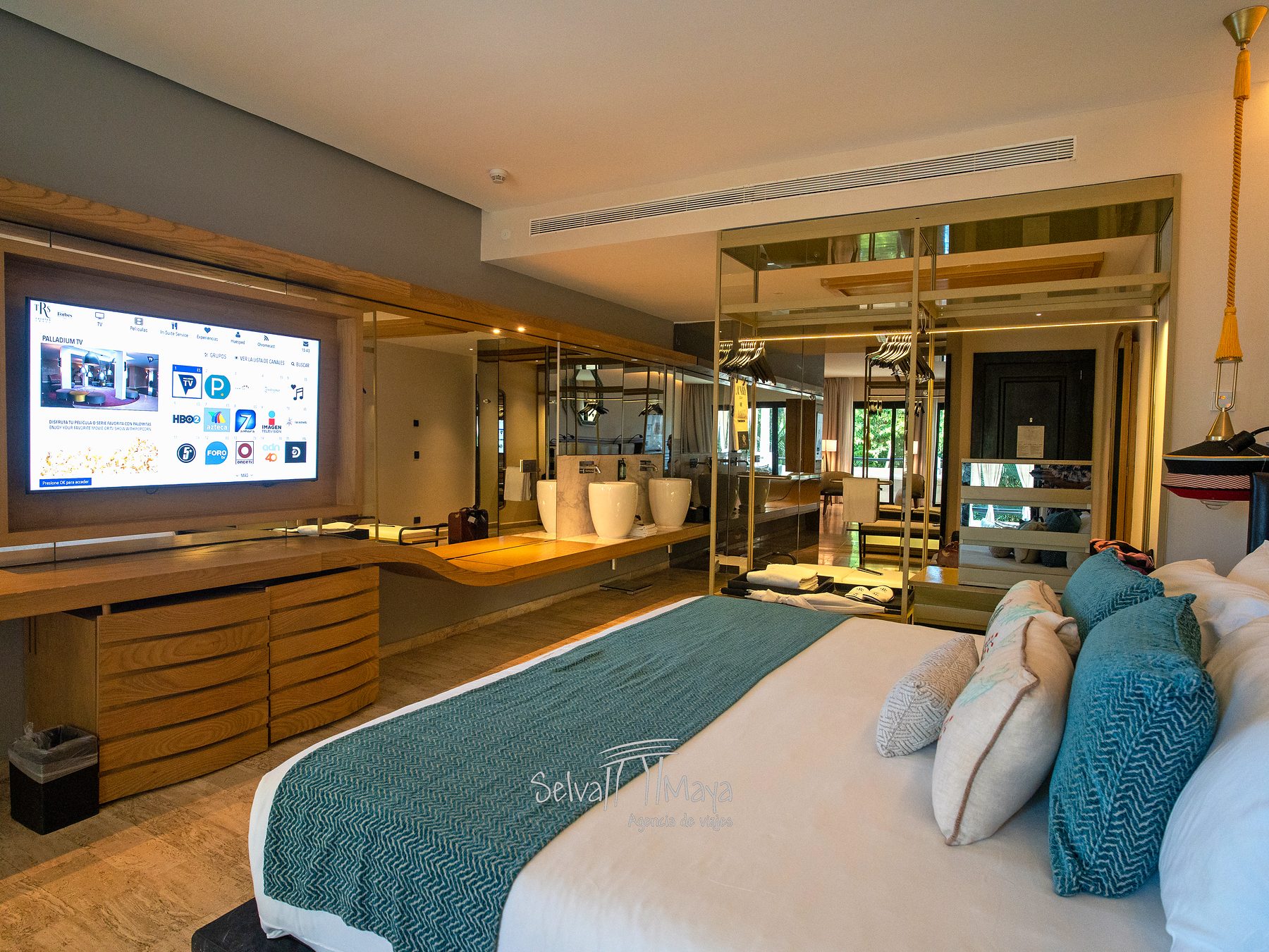 Junior Suite con pantalla y cama King en TRS Yucatán Hotel