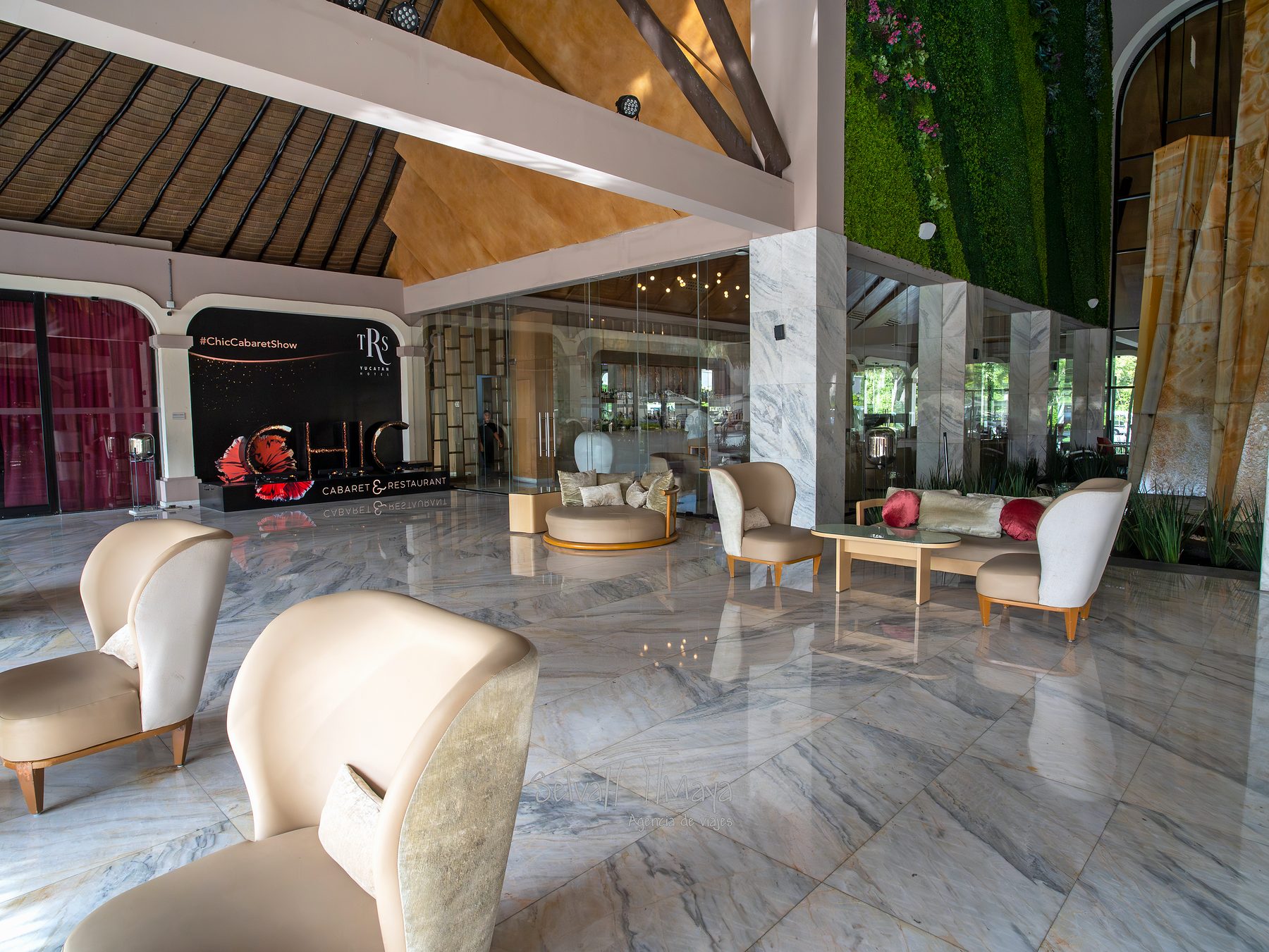 Lobby con acceso a CHIC Cabaret en TRS Yucatán Hotel