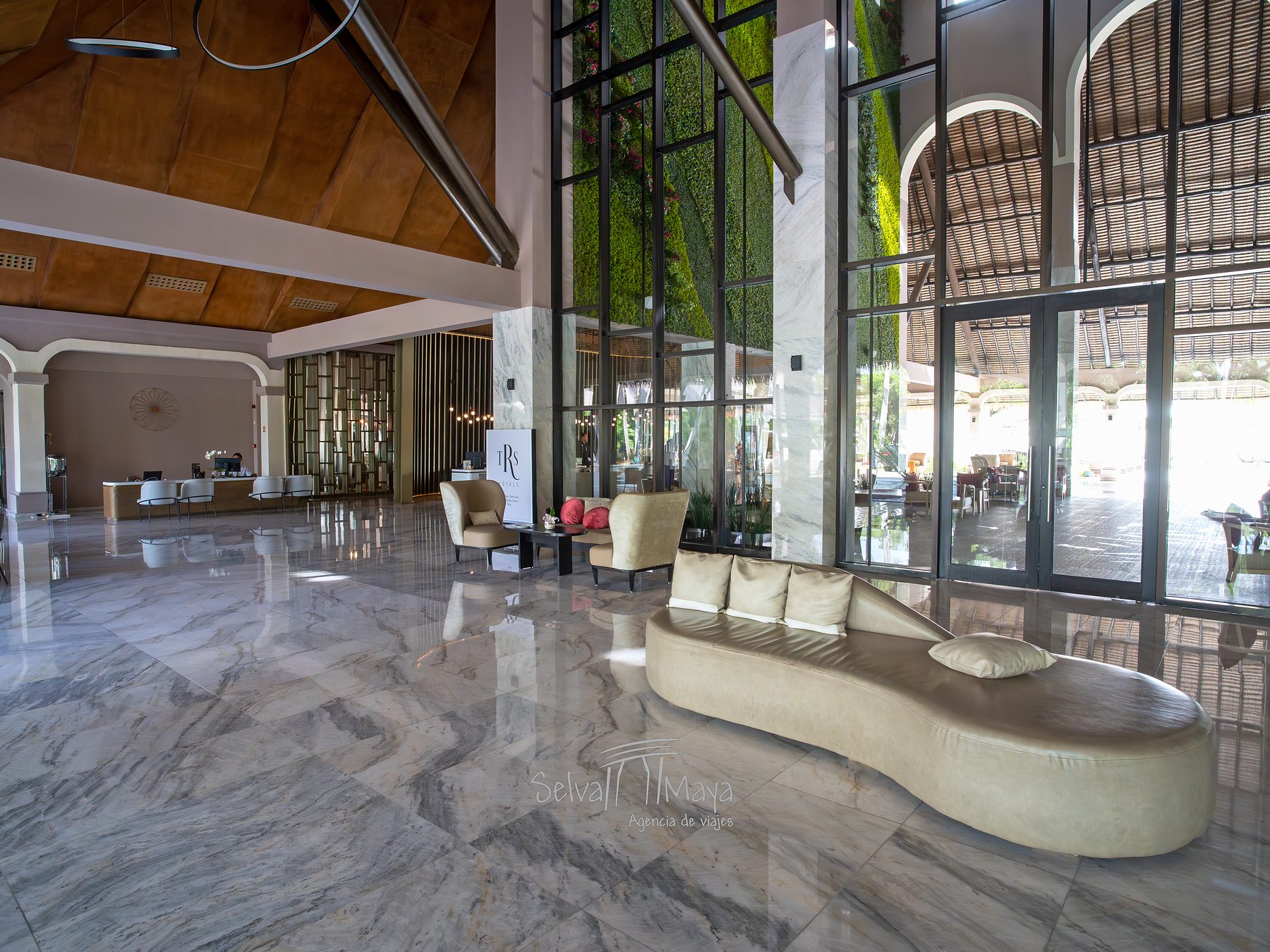 Lobby con jardín vertical en TRS Yucatán Hotel