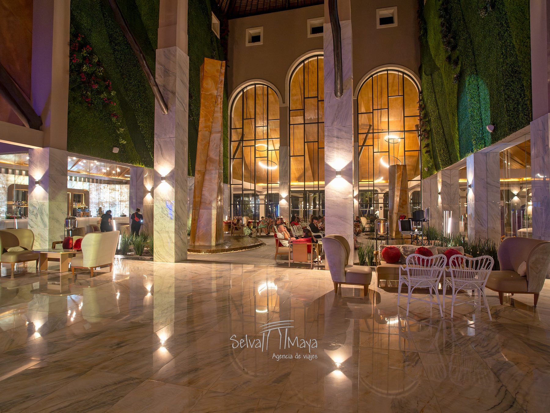Lobby de noche en TRS Yucatán Hotel