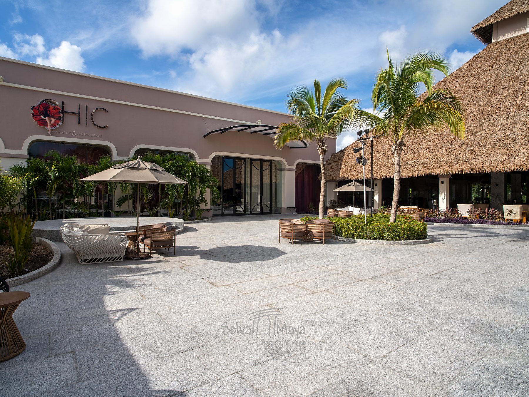 Plaza de acceso a CHIC Cabaret en TRS Yucatán Hotel