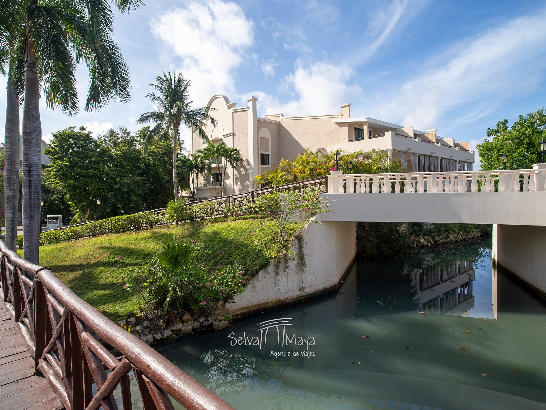Puente sobre el lago en TRS Yucatán Hotel