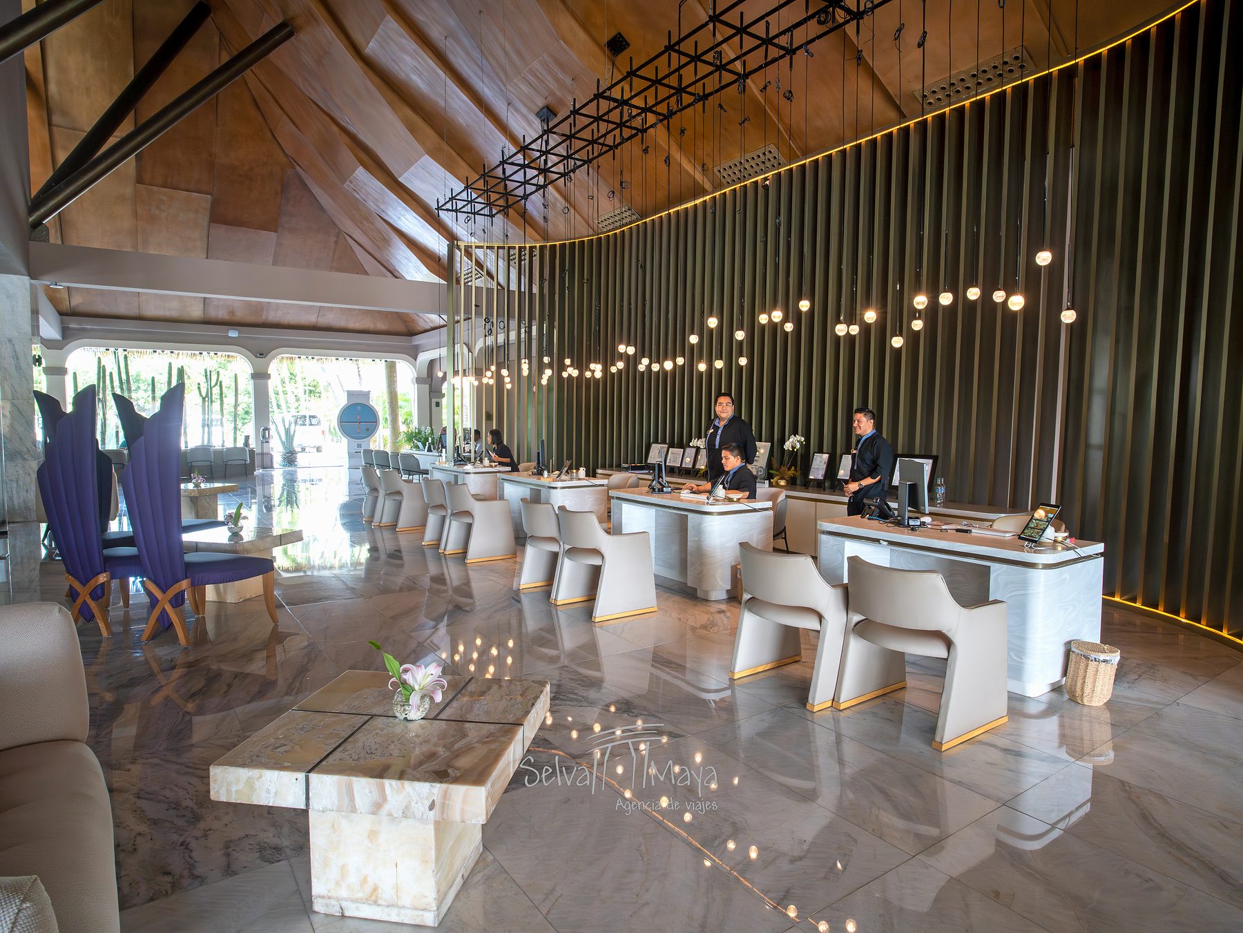 Recepción, con registro sentado en TRS Yucatán Hotel